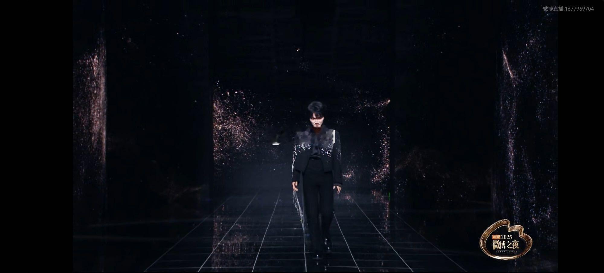 周深提着袖子的流苏下车 红毯高光时刻！提流苏的小动作灵动可爱，搭配精致造型，颜值