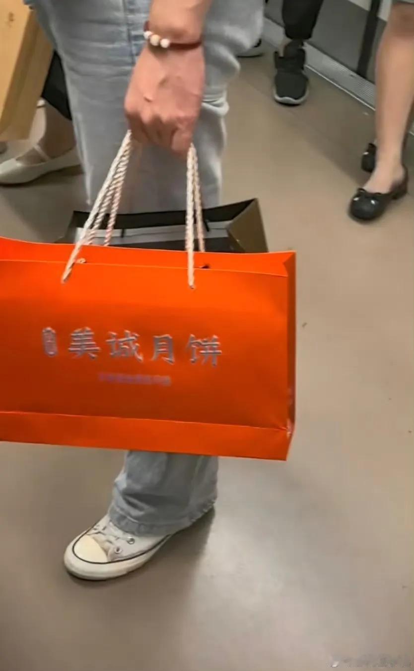 拎带高端大气上档次的月饼回去过中秋节了[呲牙]