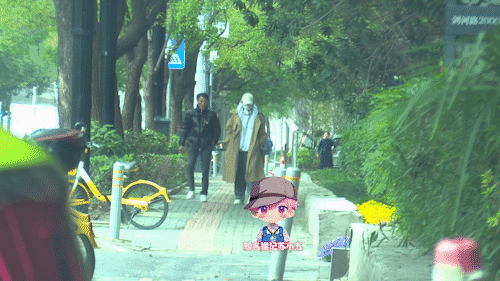 张杰风波后首露面张杰与朋友街头散步 八卦媒体拍到张杰风波后首现身，和朋友街头散步