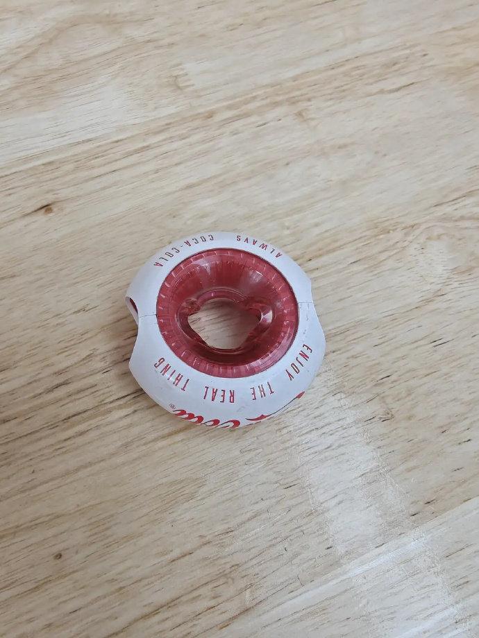 吃个饭给我整不会了……😅
隔壁桌大哥走的时候，神神秘秘地在辣椒罐旁边留下了这个