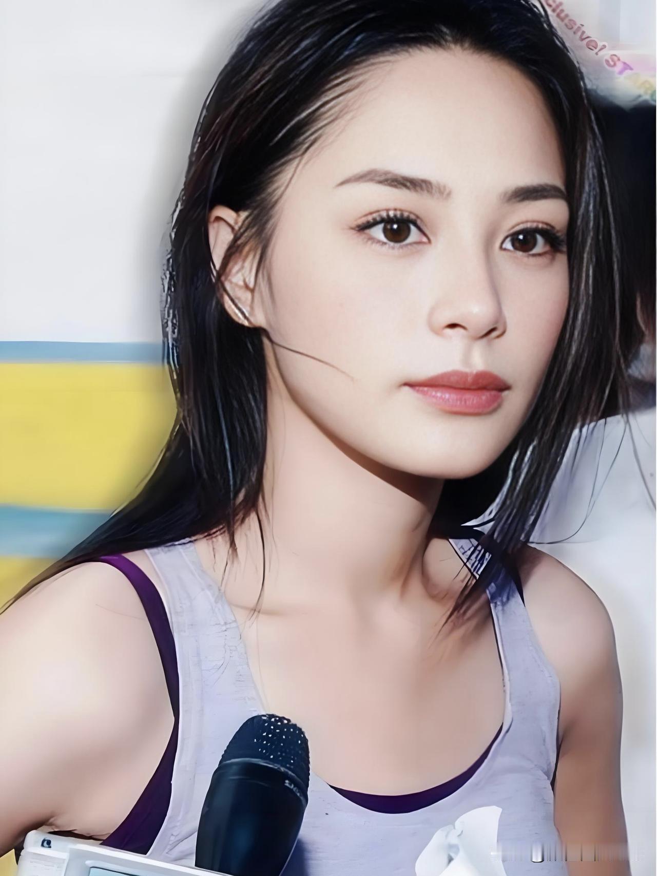 阿娇的美，是历经岁月洗礼后的从容温婉。褪去青涩，珠圆玉润，一颦一笑皆是国泰民安的