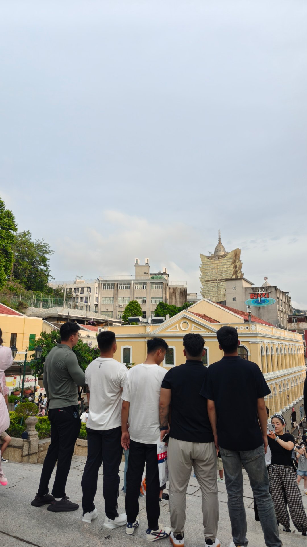 澳门乃带弹丸之地，68万人口全靠大陆消费者的托举。其第一产业是博彩业，然后是酒店