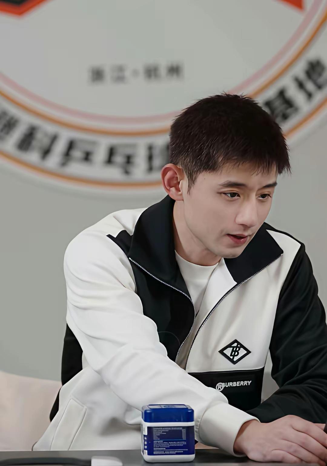 张继科大概没料到，自己口碑回温这事儿，竟和樊振东绑得这么紧。
 
全运会后樊振东