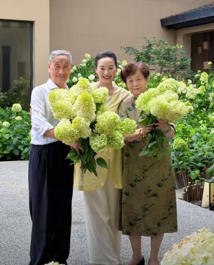 林依轮妻子西华和父母同框曝光！家风藏不住，一家人氛围感拉满
 
近日西华晒出与父