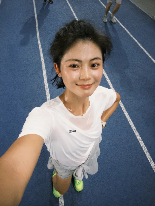 回来啦！更爱这个蓝色跑道啦！