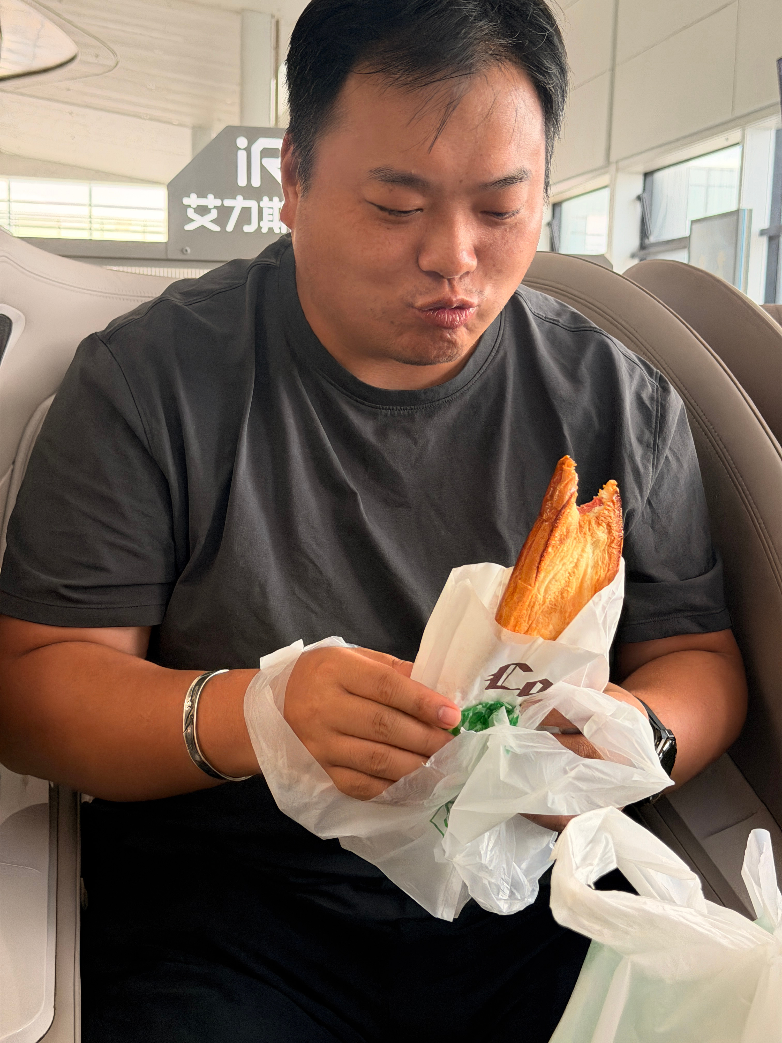 已经在机场按摩椅上，按了2个50分钟！大晨子又饿了……还有1小时就可以起飞了✈️