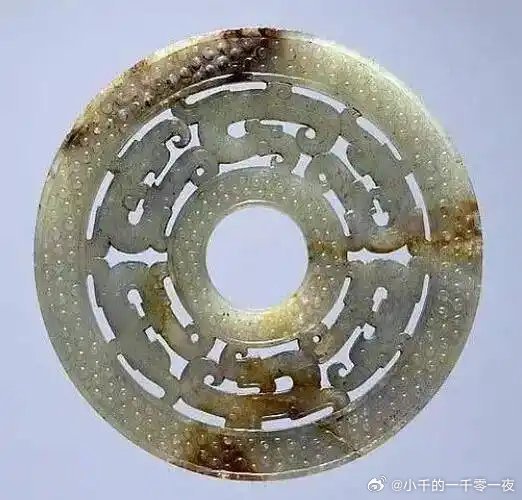 【战国镂空龙纹玉璧】这件战国镂空龙纹玉璧为古代高等级礼玉，青白玉质地，局部沁出深