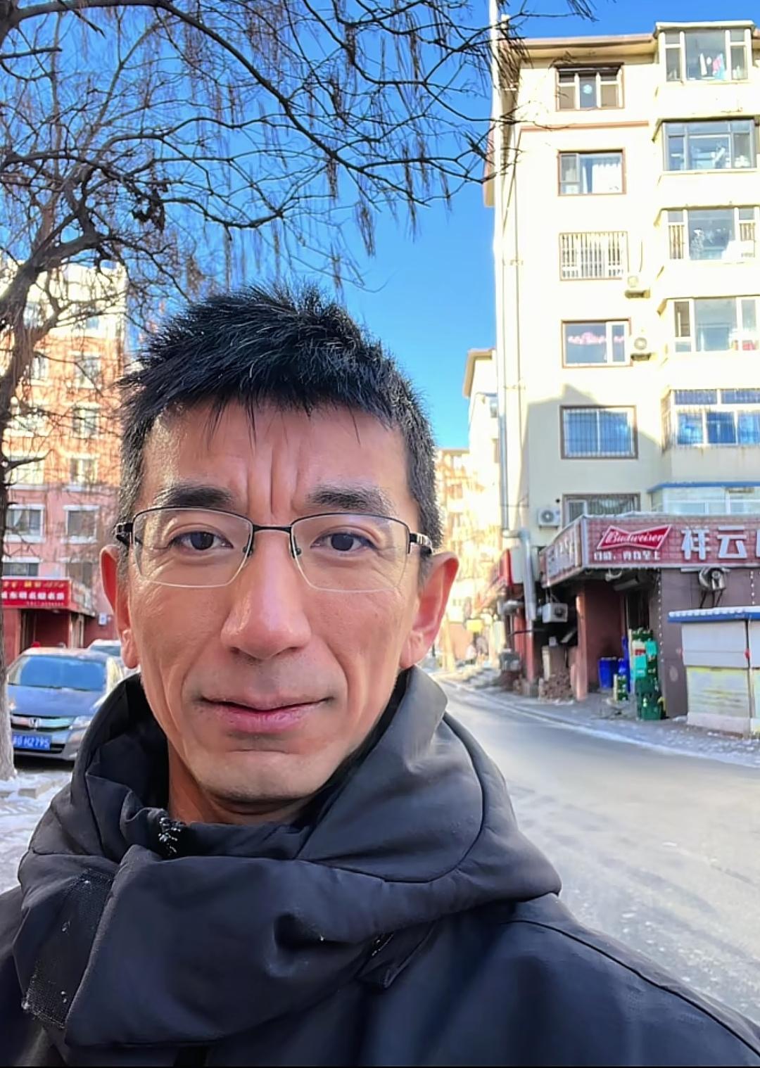 12月25日，孙东旭（孙美丽）现身吉林，大步走在大桥边，城内的湖水已经冻成冰雪，