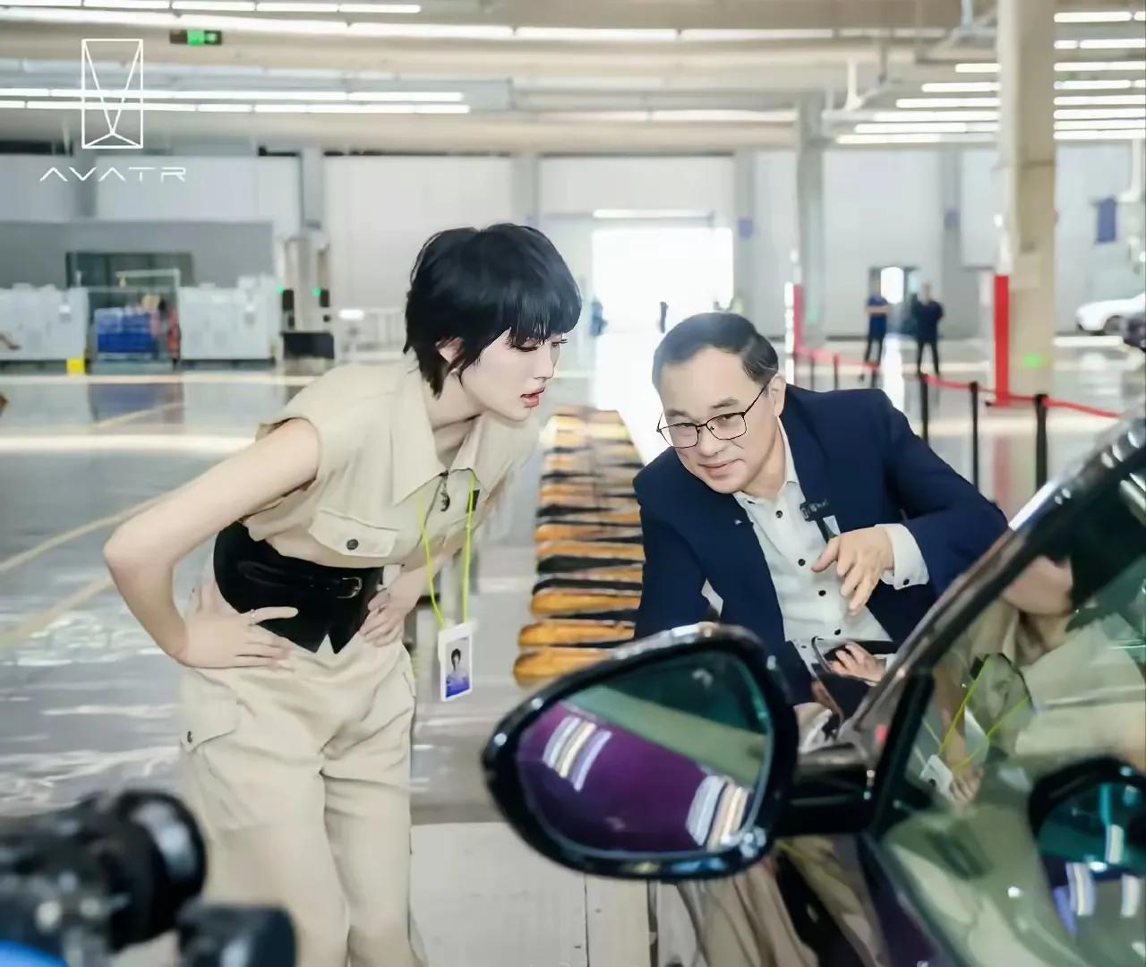姚安娜入职长安汽车，工号“1001”，长安汽车董事长朱华荣亲自陪同深入车间，检查