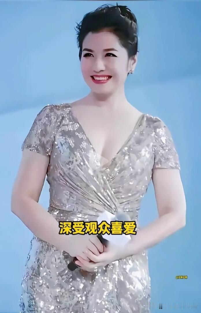 女神真的好漂亮啊，60多岁了身材完美，气质也超好，走在大街上，回头率肯定是百分百