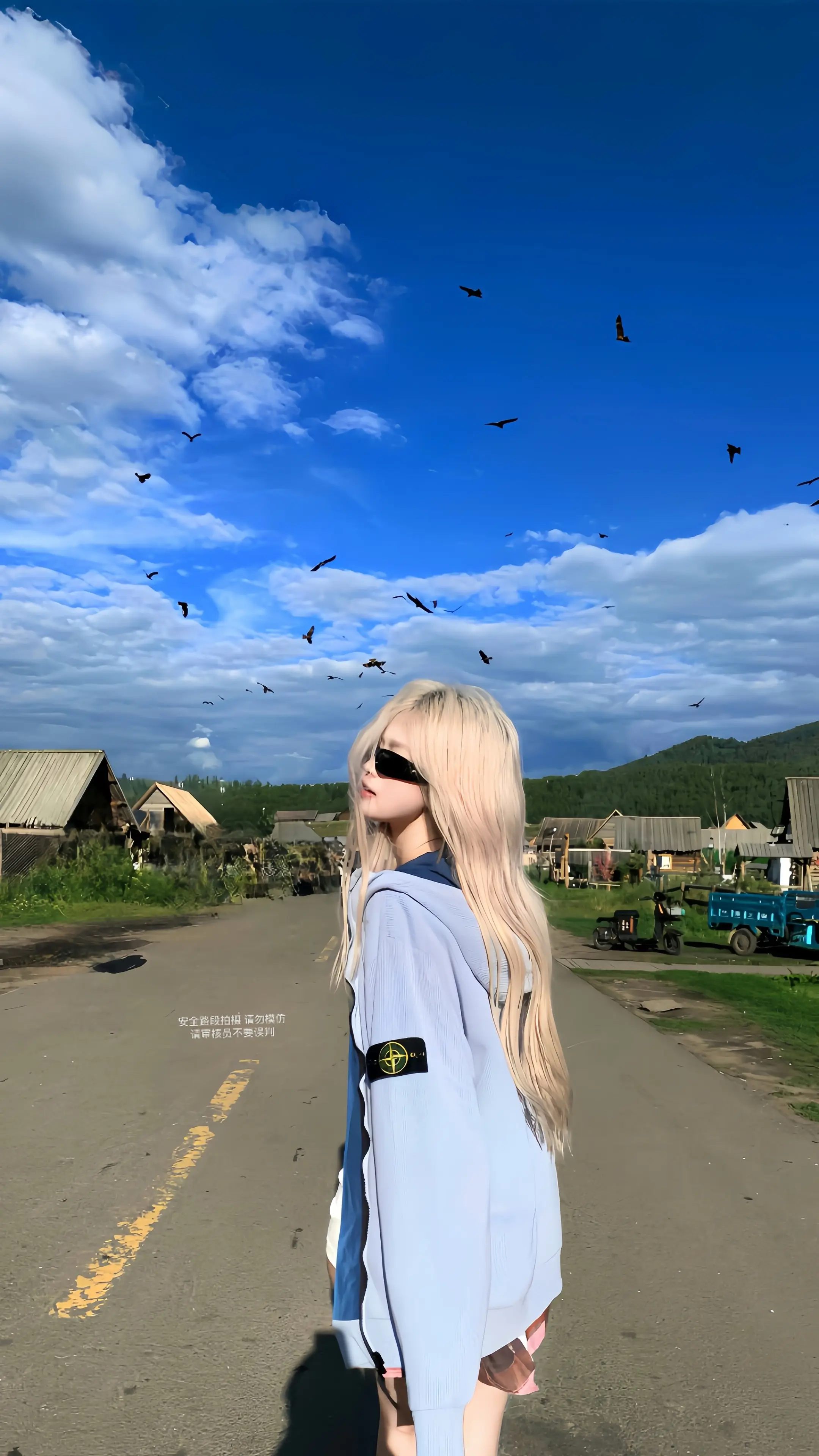 她留给你 是背影。