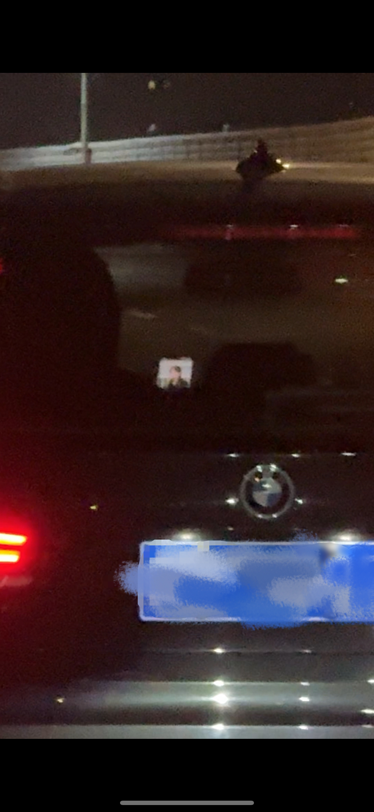 路上遇到一慢车，从后挡风玻璃看应该是在刷短视频，眼神好的同学帮我看看内容，咋的这