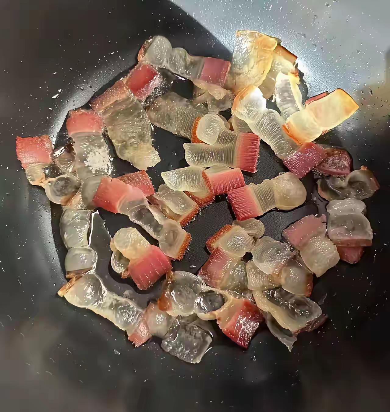 这是什么肉，应该是很难吃吧！炒成这样子也是人才啊！