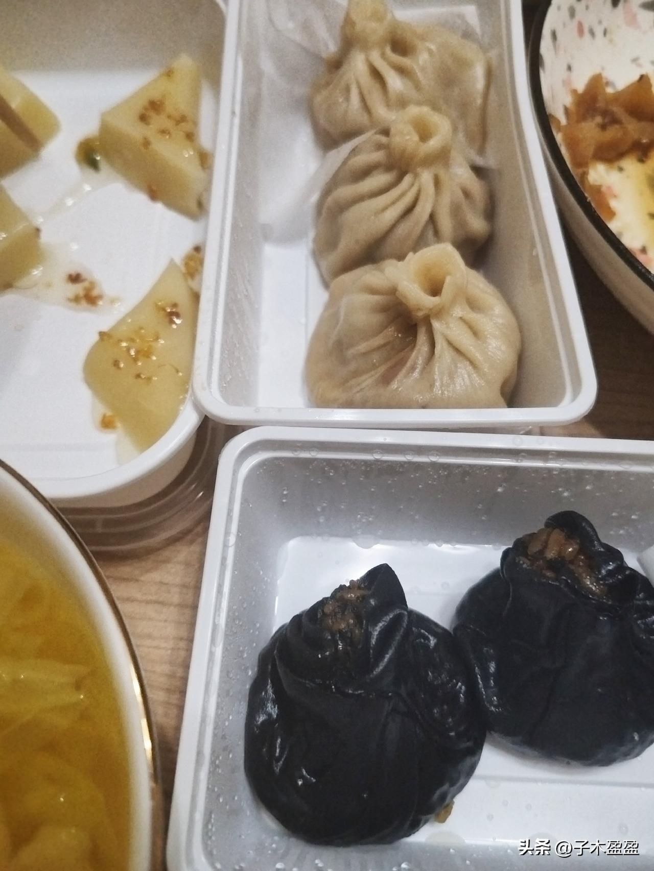 吃外卖，南京大排档的烤鸭包，桂花糕，马齿苋烧麦，酒酿赤豆汤，鸭血粉丝汤。就算家里