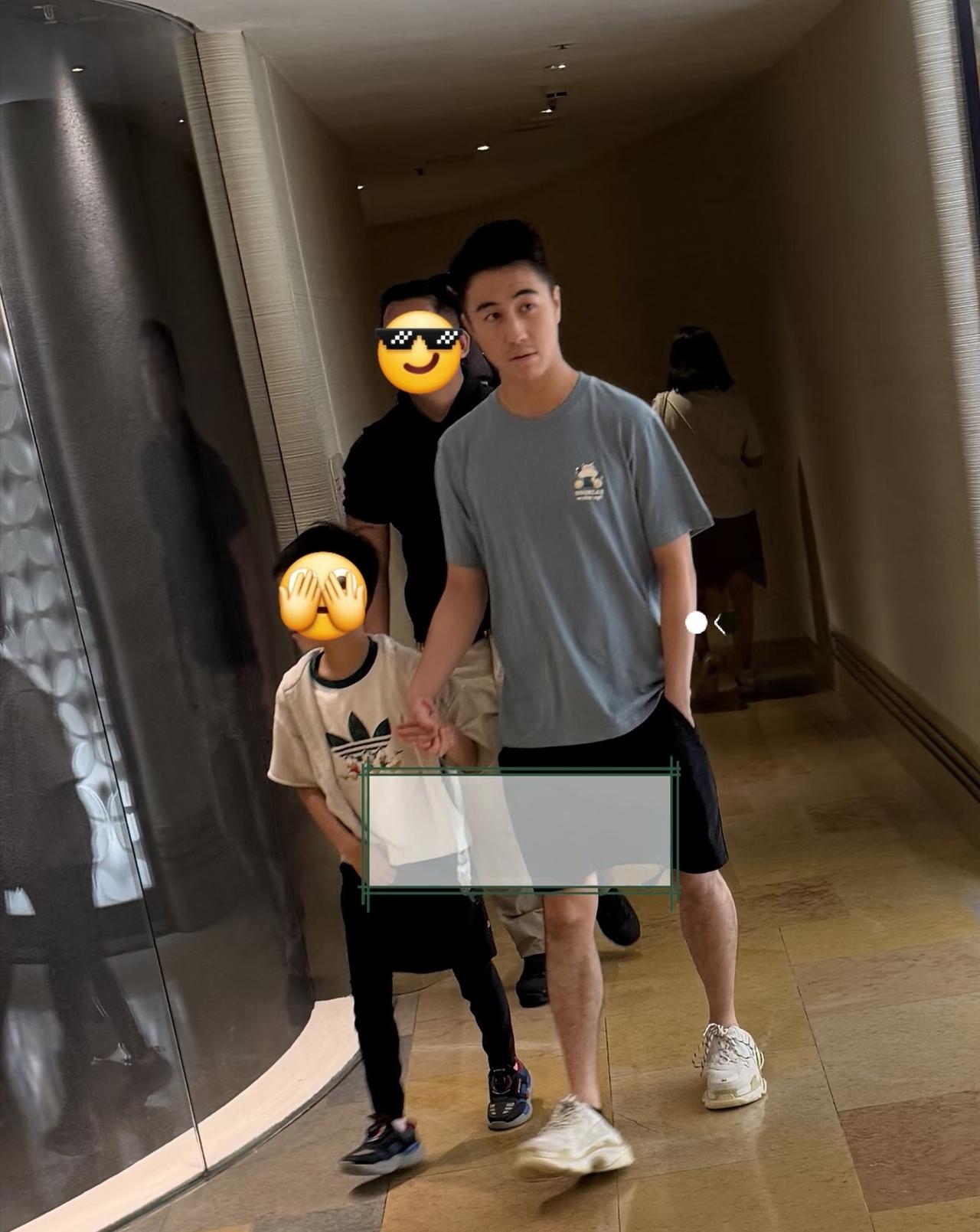 31岁何猷君带着7岁儿子现身香港太古广场购物，身边跟着一位壮汉保镖。何猷君的穿衣