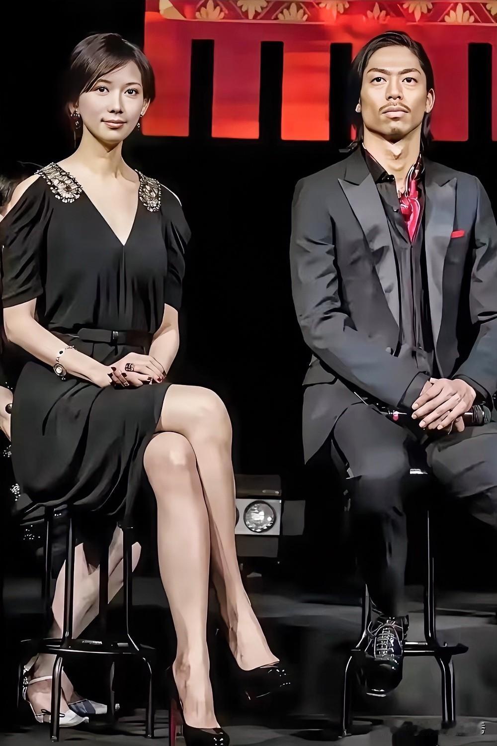 林志玲“从头到脚”都和他“不般配”！“一白一黑”气质不搭！

林志玲气质不输萧蔷