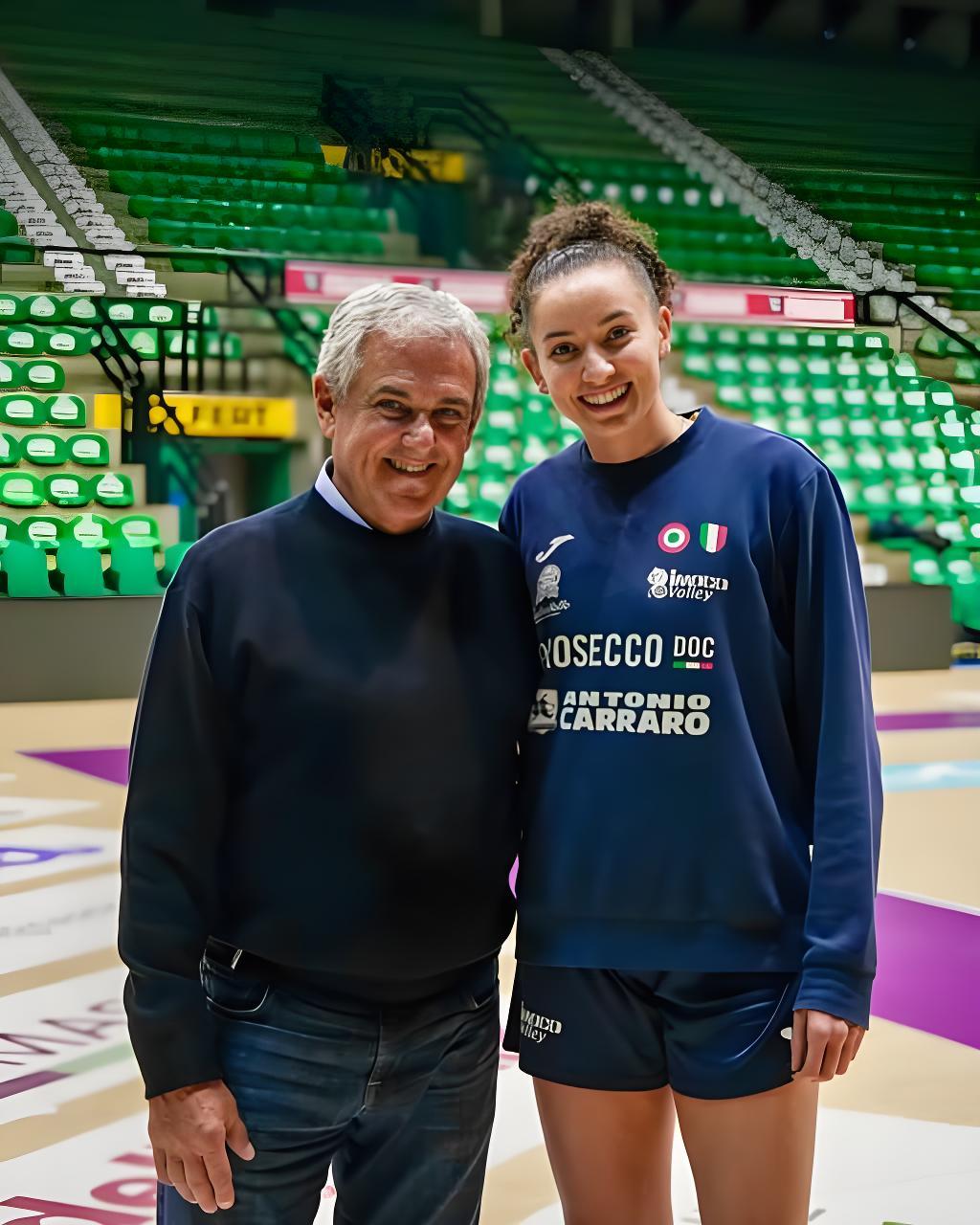 【鸡妈到科内利亚诺女排探班加比】
巴西女排主教练“鸡妈”特意飞意大利
来到科内利