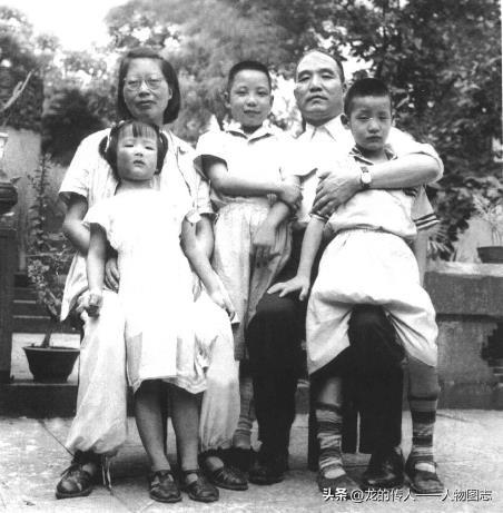 1953年，重庆李家花园。李达、张乃一与孩子们--彤妍(左)、健民(中)、仲民(