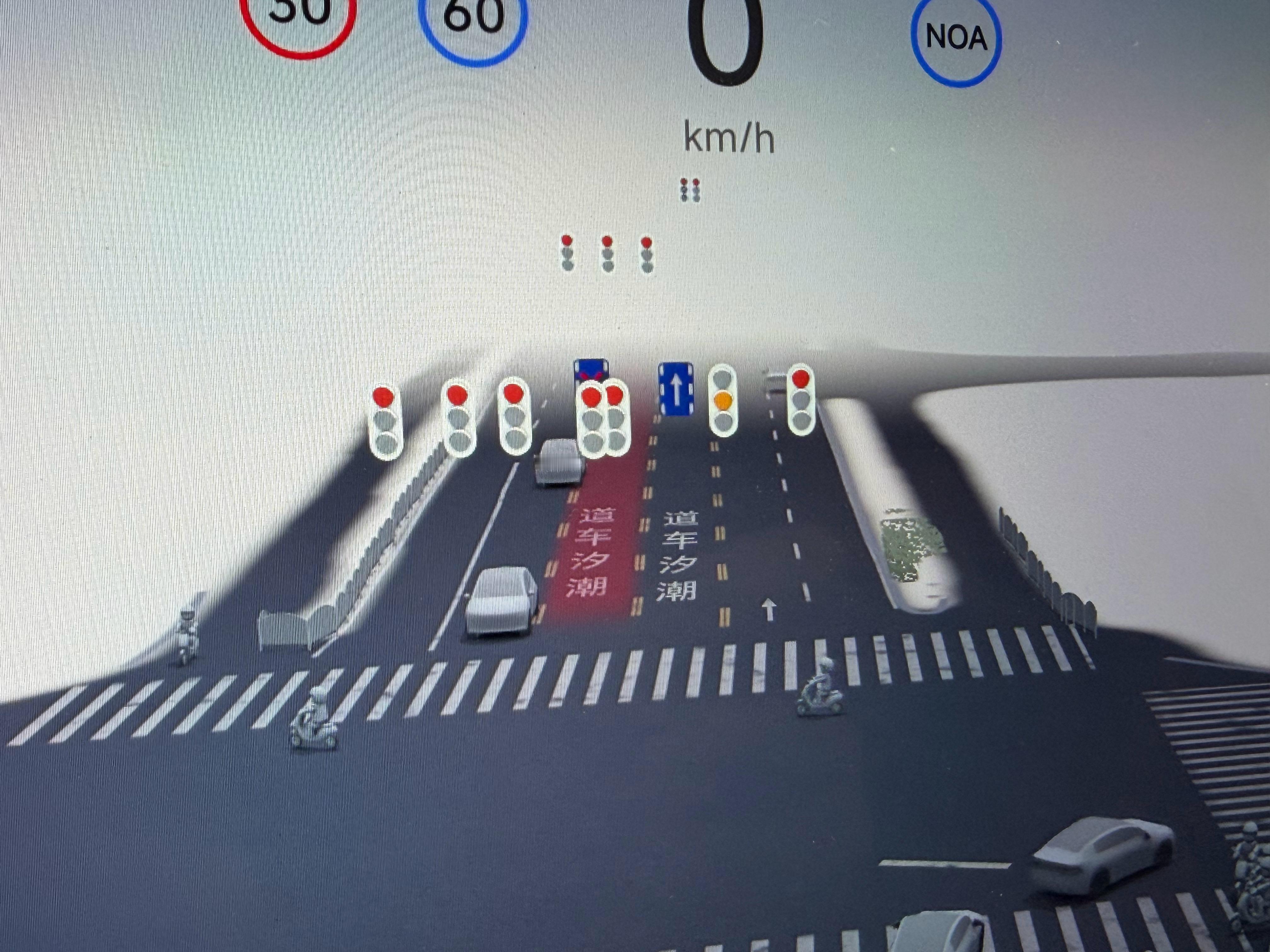 仔细看，地平线hsd 对于潮汐车道的识别，并且进行了标红警示⚠️处理 