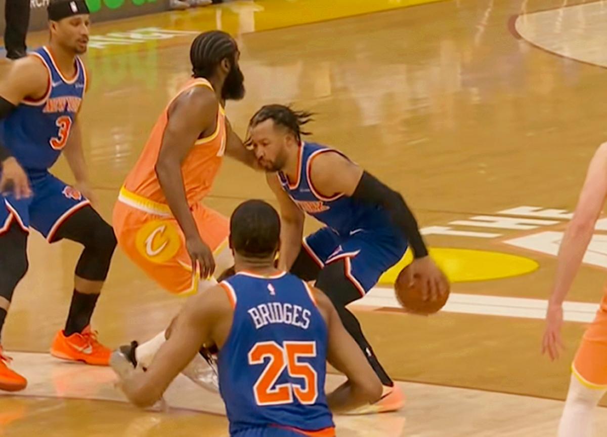 笑死！哈登给布伦森一记耳光！
北京时间2月25日，骑士与尼克斯的比赛来到第3节中