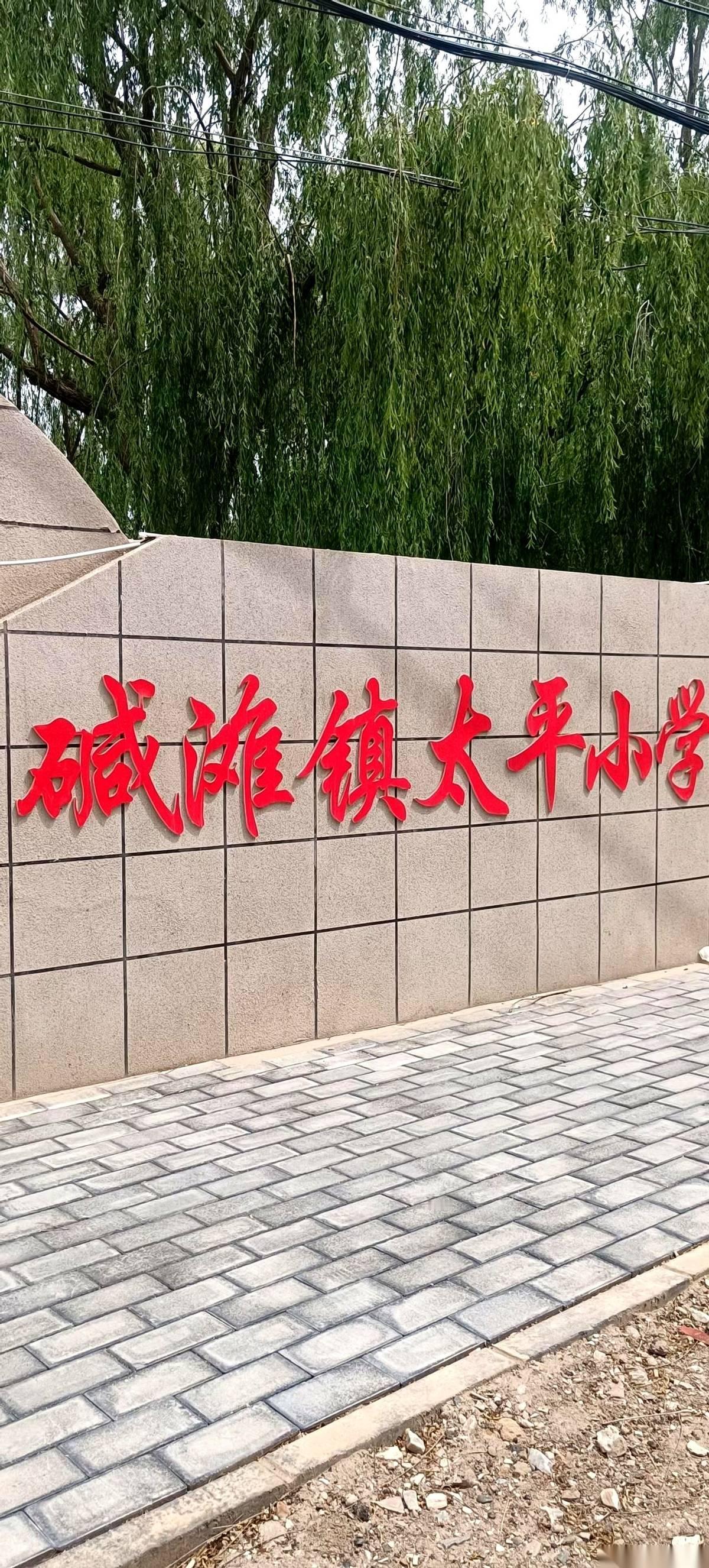 我们那会儿，李子虎的枪，是真的能带回家的。
就往炕头上一搁。谁敢惹？民兵连长。