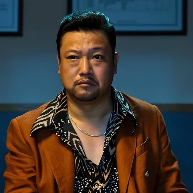 演员，贾冰说，第一次上春晚，一点都不紧张，在后台还跟人照相呢，心里说，有什么呀，