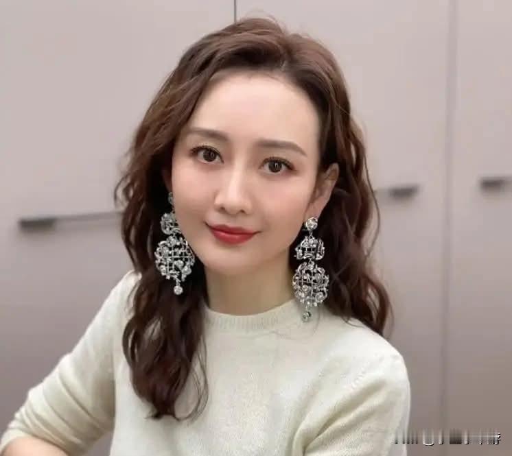 因出演琅琊榜》走红的女星王鸥，最近被拍到带着一名女童到公园玩耍，掀起隐婚生女的揣