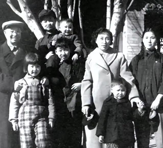 1958年，钱如琴跟着丈夫陈知非，第一次登门拜访公公的家。

门开了，站在她面前