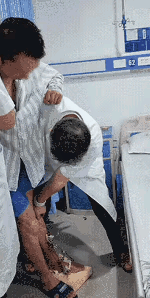 这个病人除了腿，估计还有其他毛病吧[呲牙]