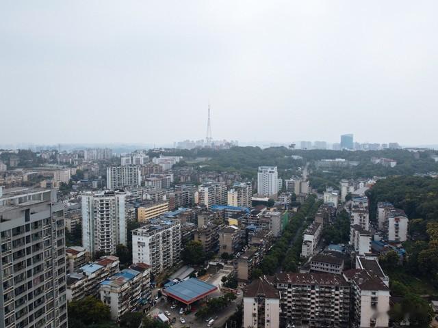 宜昌西陵区建投见山这项目还挺值得说道说道。它位置在西陵区，地段不错，周边生活配套