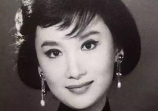 当年，45岁的金庸爱上了年仅16岁的林乐怡，他向妻子朱玫提出离婚，朱玫提出了两个