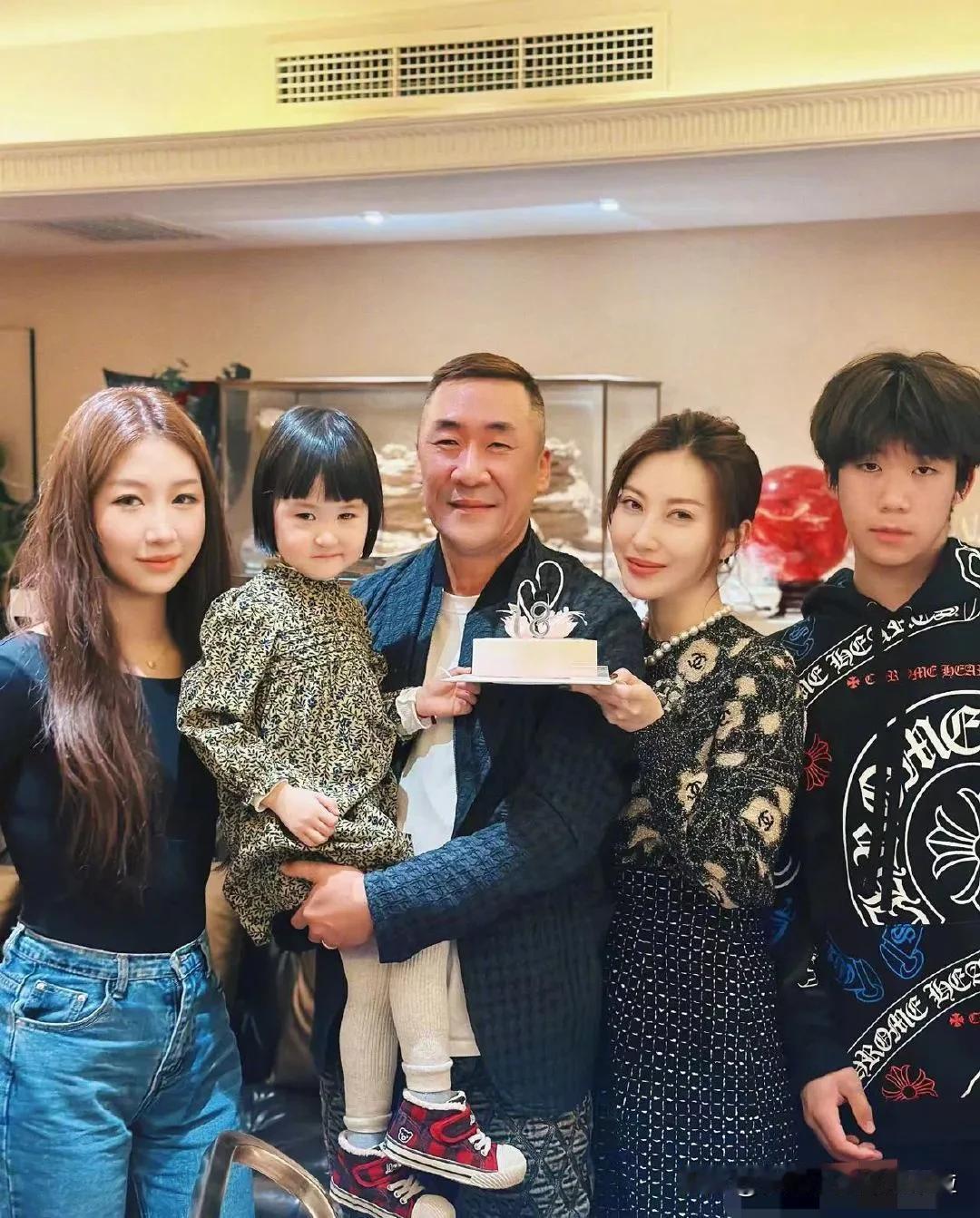 章子怡哥哥章子男与妻子庆祝结婚18年周岁纪念日，儿子和小女儿坏坏眼神抢镜，也不是