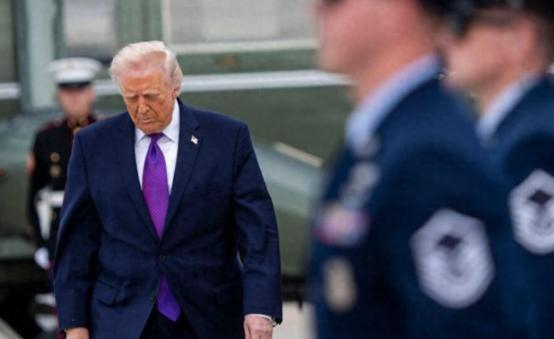 近期，特朗普因中东局势失控陷入全面慌乱，其一系列鲁莽操作不仅让美国陷入战争泥潭，