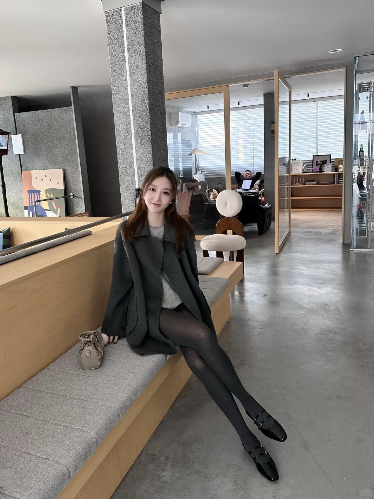 灰色系穿搭的松弛感，拿捏了
 
深灰色大衣搭浅灰内搭，同色系的层次感拉满，再配黑