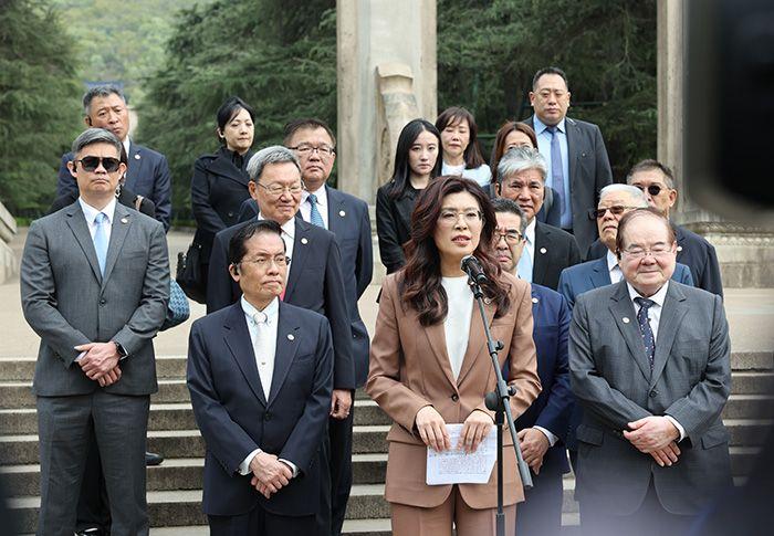 郑丽文把国民党拉回到了“孙中山的国民党”，回到了“恢复中华”“和平奋斗救中国”的