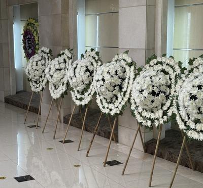 一位火葬场工作人员说：“人死后，一是要火化，二是火化后，不要领骨灰，让火葬厂处理