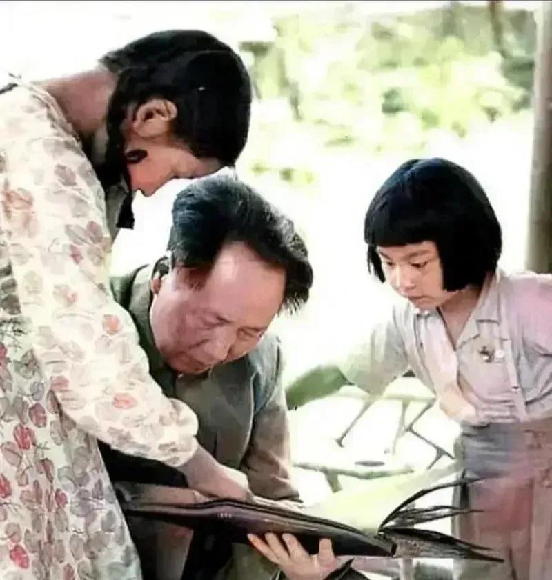 🙏请停留几秒，为伟人点个赞送朵花💐
《毛主席的幸福时光》
在双清别墅的光影里