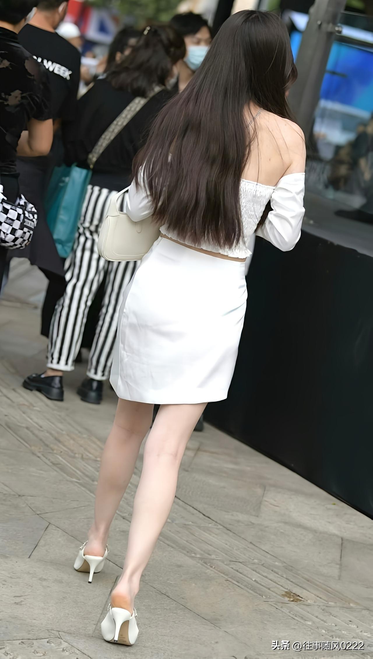 优雅白裙，时尚街拍，自信步伐