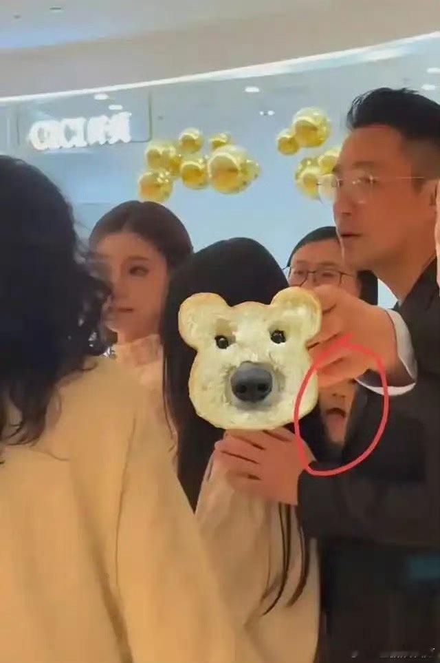 马筱梅带女儿逛街，小玥儿轻熟打扮似大s。汪小菲用心育儿受赞赏，温馨亲子画面，尽显