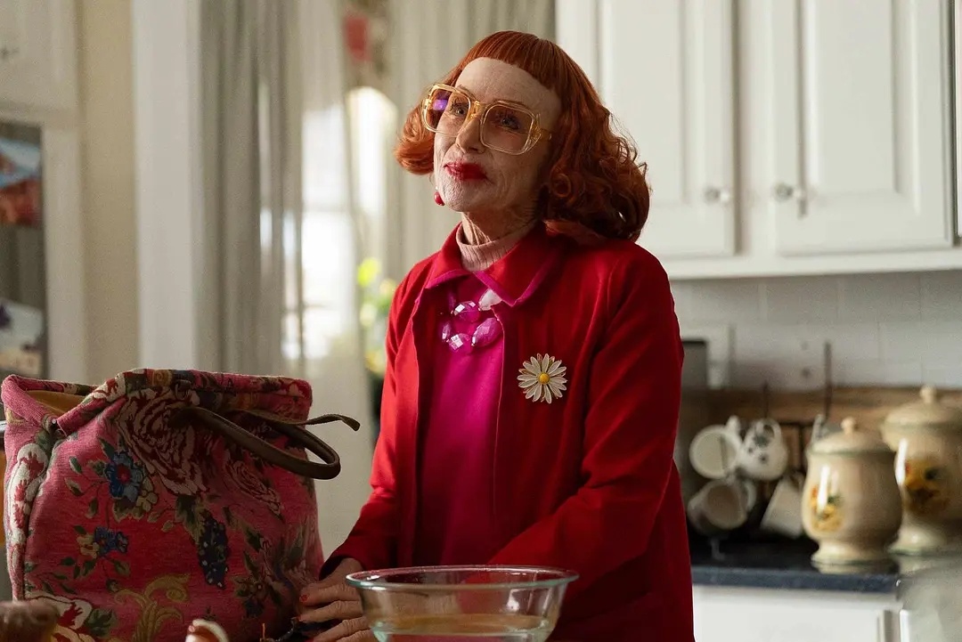 票房大卖的恐怖片《凶器》将拍前作。故事将围绕“姨妈”的起源故事展开，埃米·马迪根