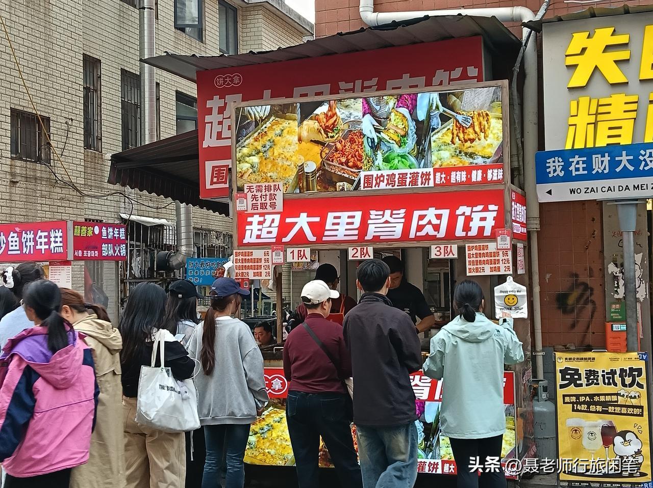 薄暮时分，行至武汉，信步往中南财经政法大学政院小区夜市去。

这夜市约莫午后四五