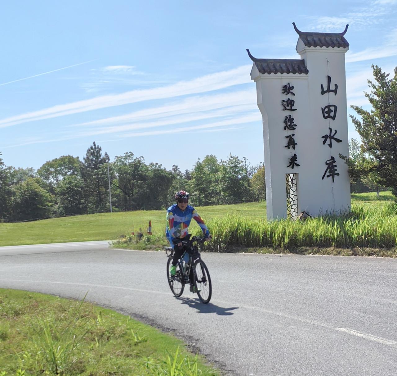骑行去乡村，不给小镇来客“添堵”。
自家小镇景点外转转，把旅游空间“让给”外来游