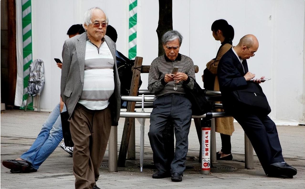 “老人应该集体切腹！”2021年，38岁的日本经济学家成田悠辅，在电视台采访时说