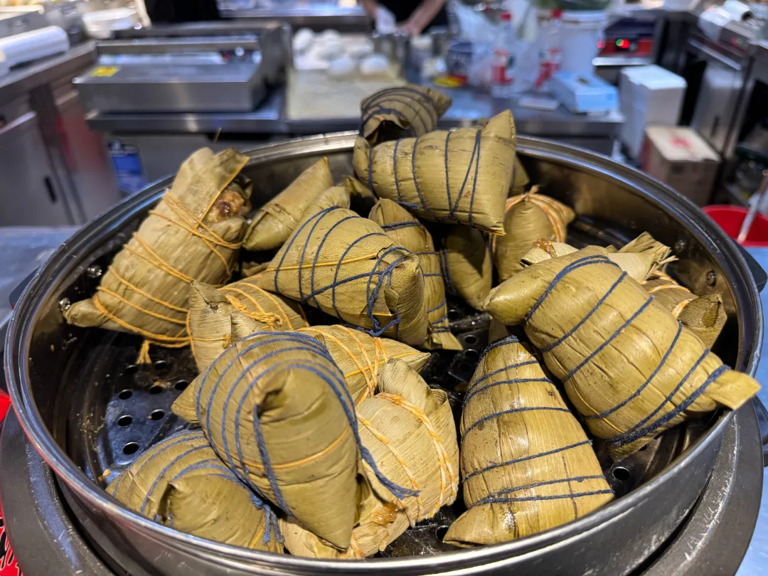 浙江云和一口灰碱粽吃出乡愁味端午到了，先来口碱水粽解解馋！这玩意儿没啥花里胡哨的