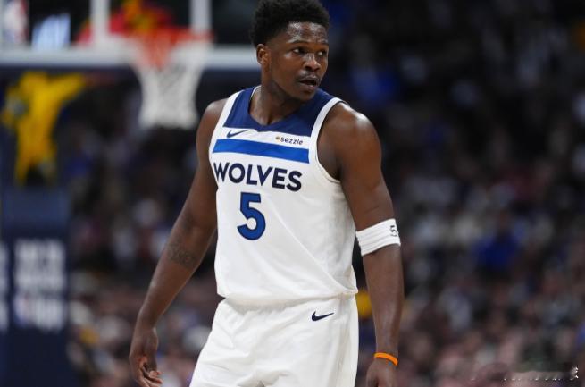 04月26日讯 NBA季后赛首轮G4，森林狼与掘金的比赛正在进行。爱德华兹因膝伤