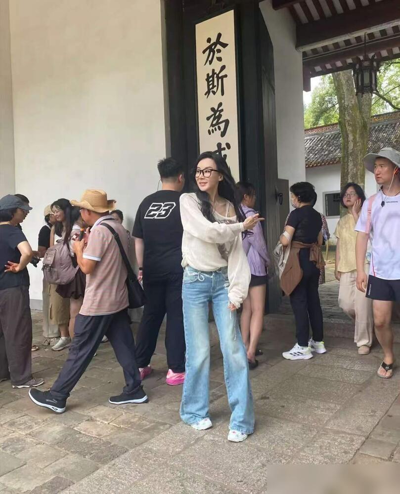 不敢想象，这位女明星已经58岁了，她留着长头发，穿搭休闲衫配一条修身款的牛仔裤，