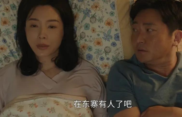 《驻站》第25集预告：
周颖(陈数)怀疑常胜(郭京飞)在外面有人了，常胜解释说自