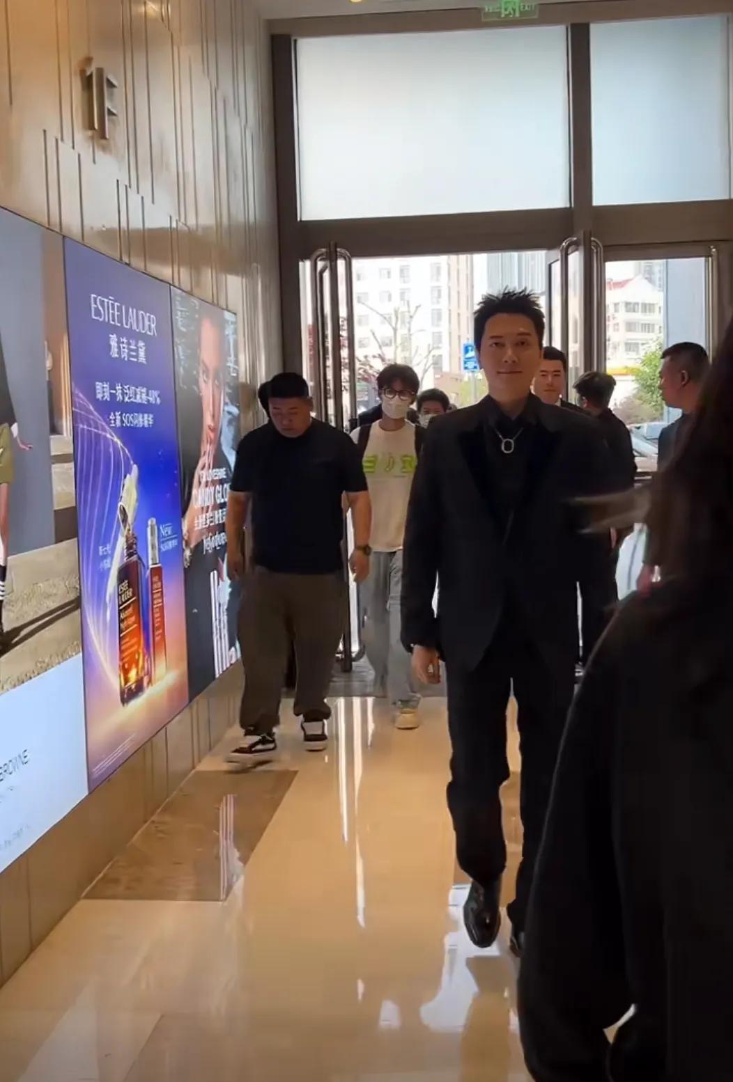 山东青岛海信广场看到了冯绍峰
他来参加蒂芙尼新店开业活动
冯绍峰本人真会身材管理