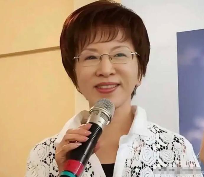 不忍了，洪秀柱当场开炮！
 
10月21日，台北一场活动现场，78岁的洪秀柱抓过