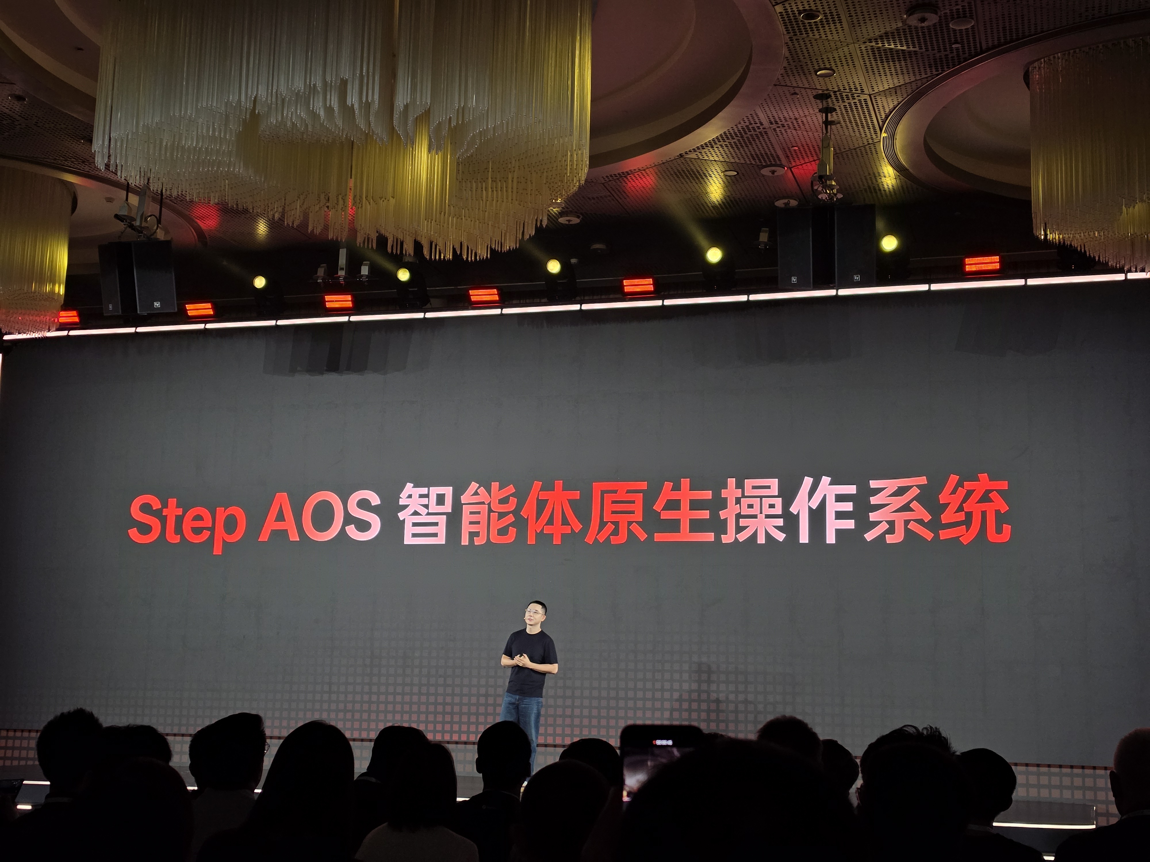 人机共生：阶跃发布 Step AOS智能体原生操作系统 